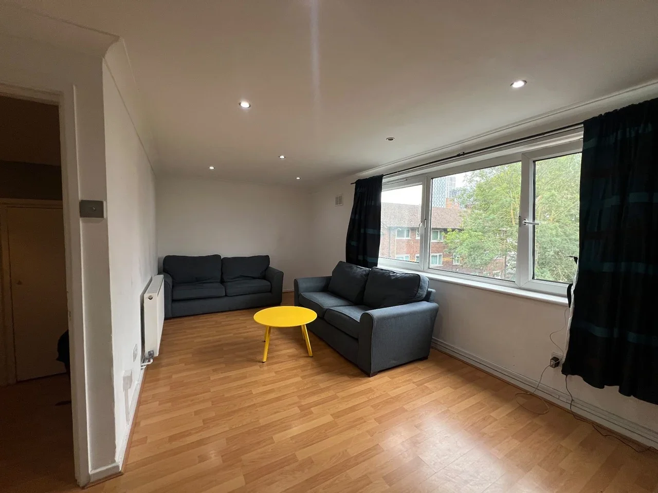 Room Grove Crescent Road in Greater London