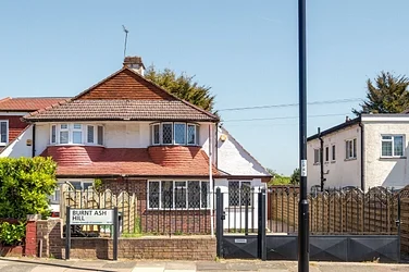 Flat Burnt Ash Hill in Greater London