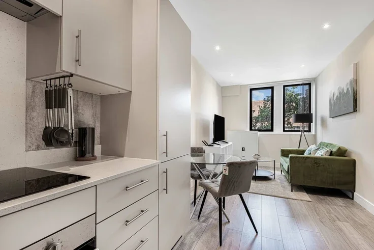 Flat Ewell Road in Greater London