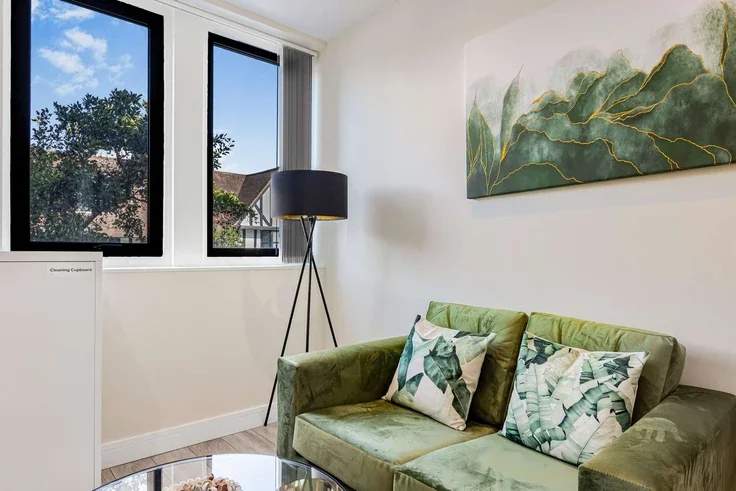 Flat Ewell Road in Greater London