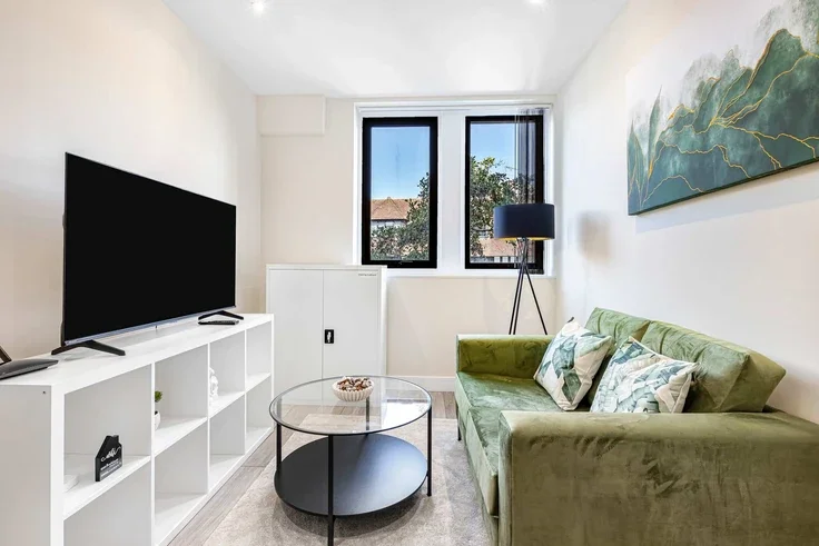 Flat Ewell Road in Greater London
