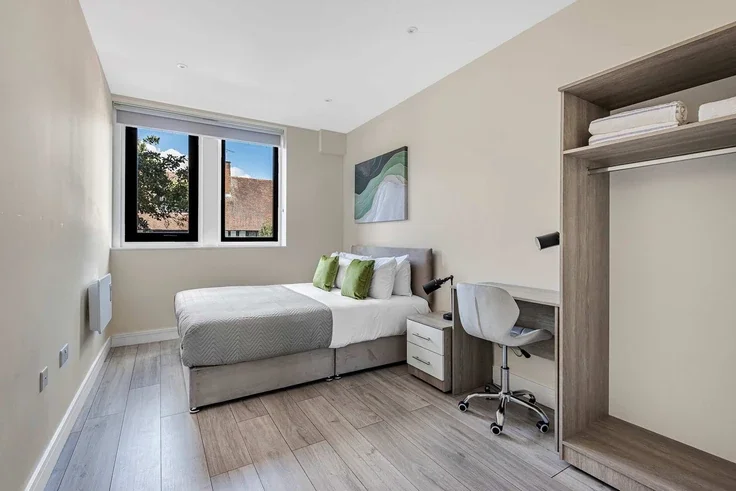 Flat Ewell Road in Greater London
