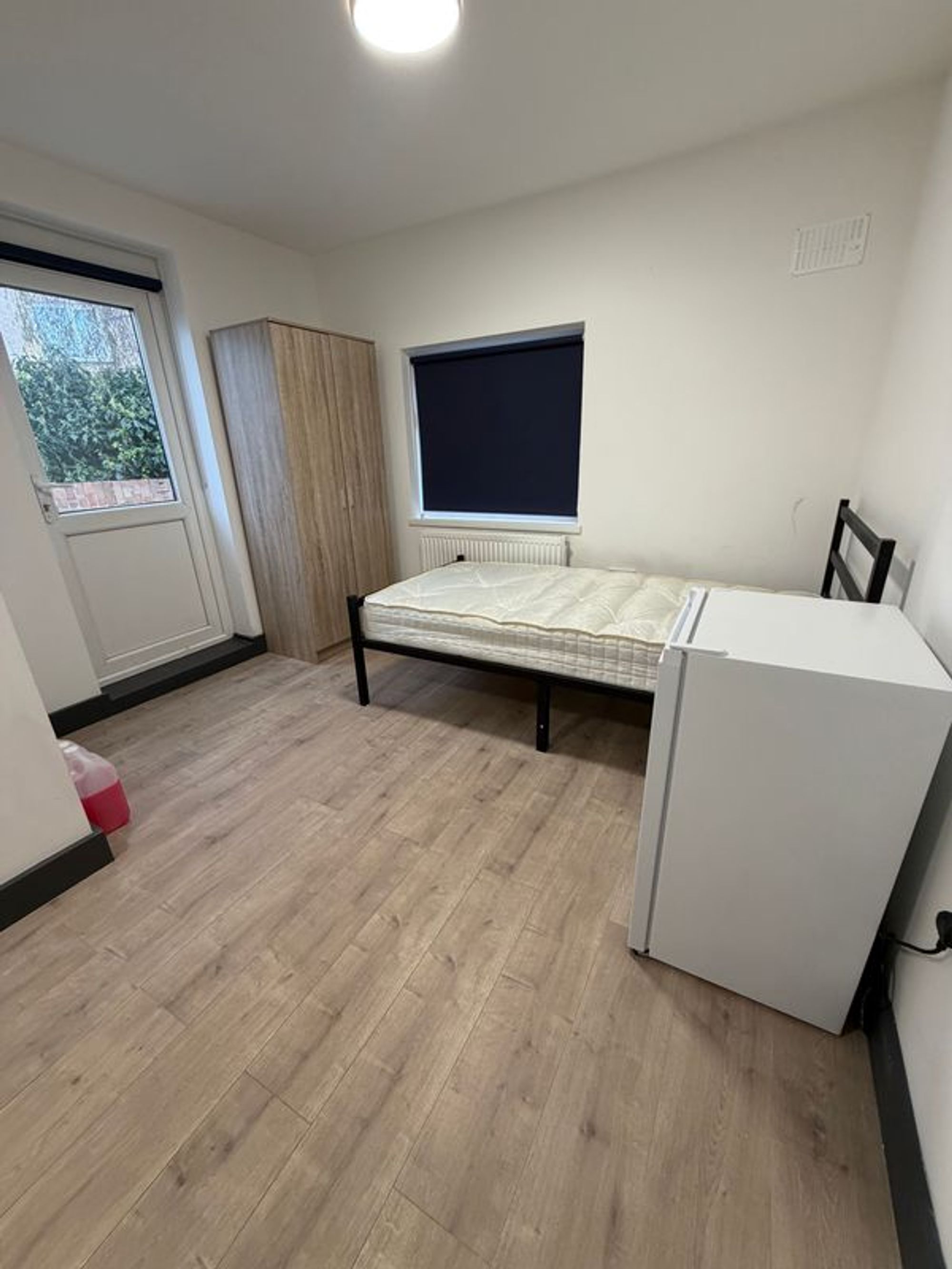 Flat Runnymede Crescent in Greater London