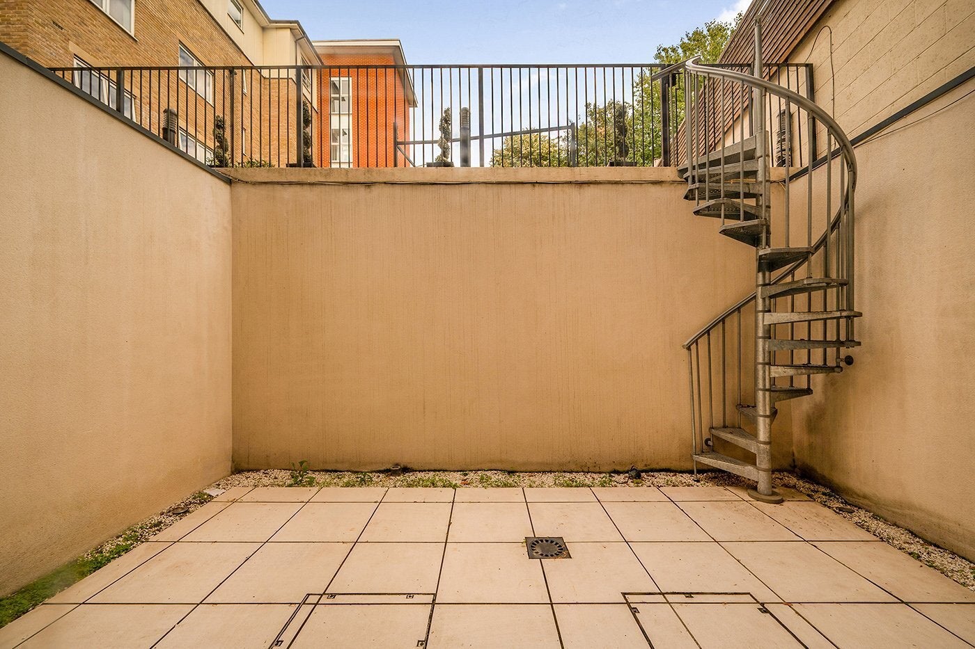 Flat Grange Road in Greater London