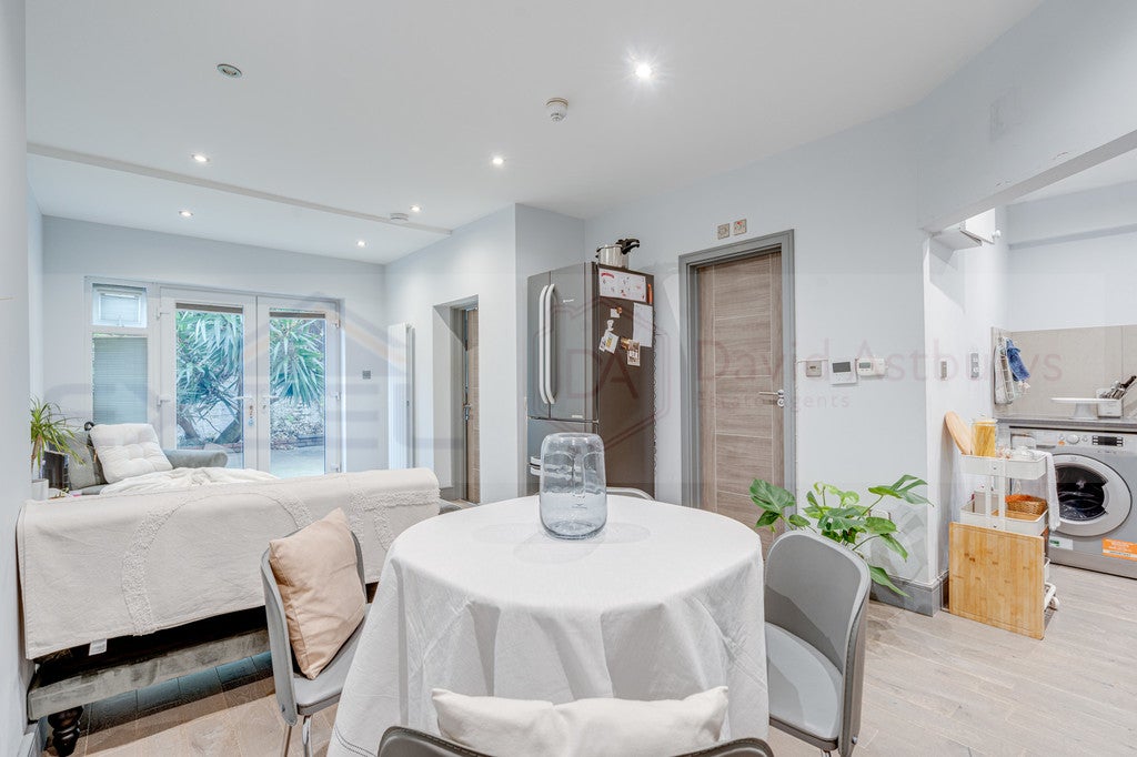 Flat Devonport Road in Greater London