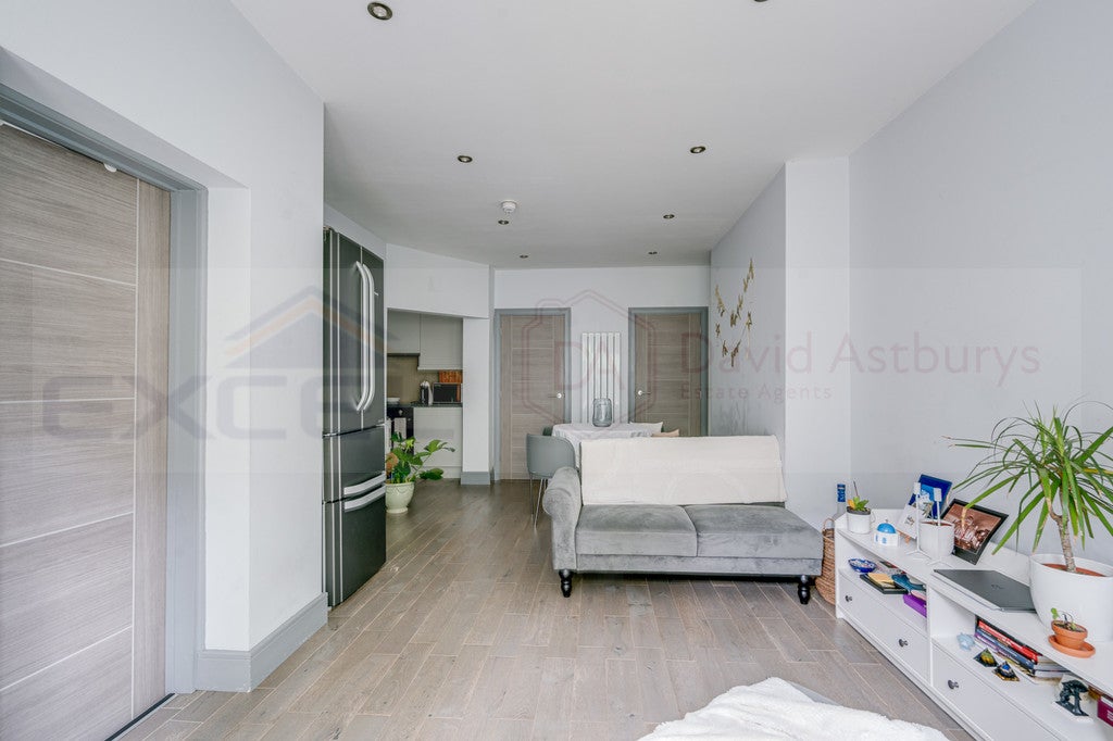 Flat Devonport Road in Greater London