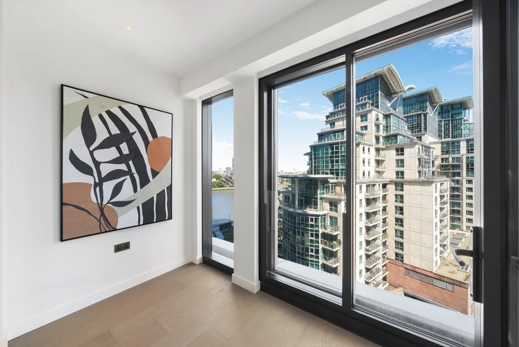 Flat Nine Elms Lane in Greater London