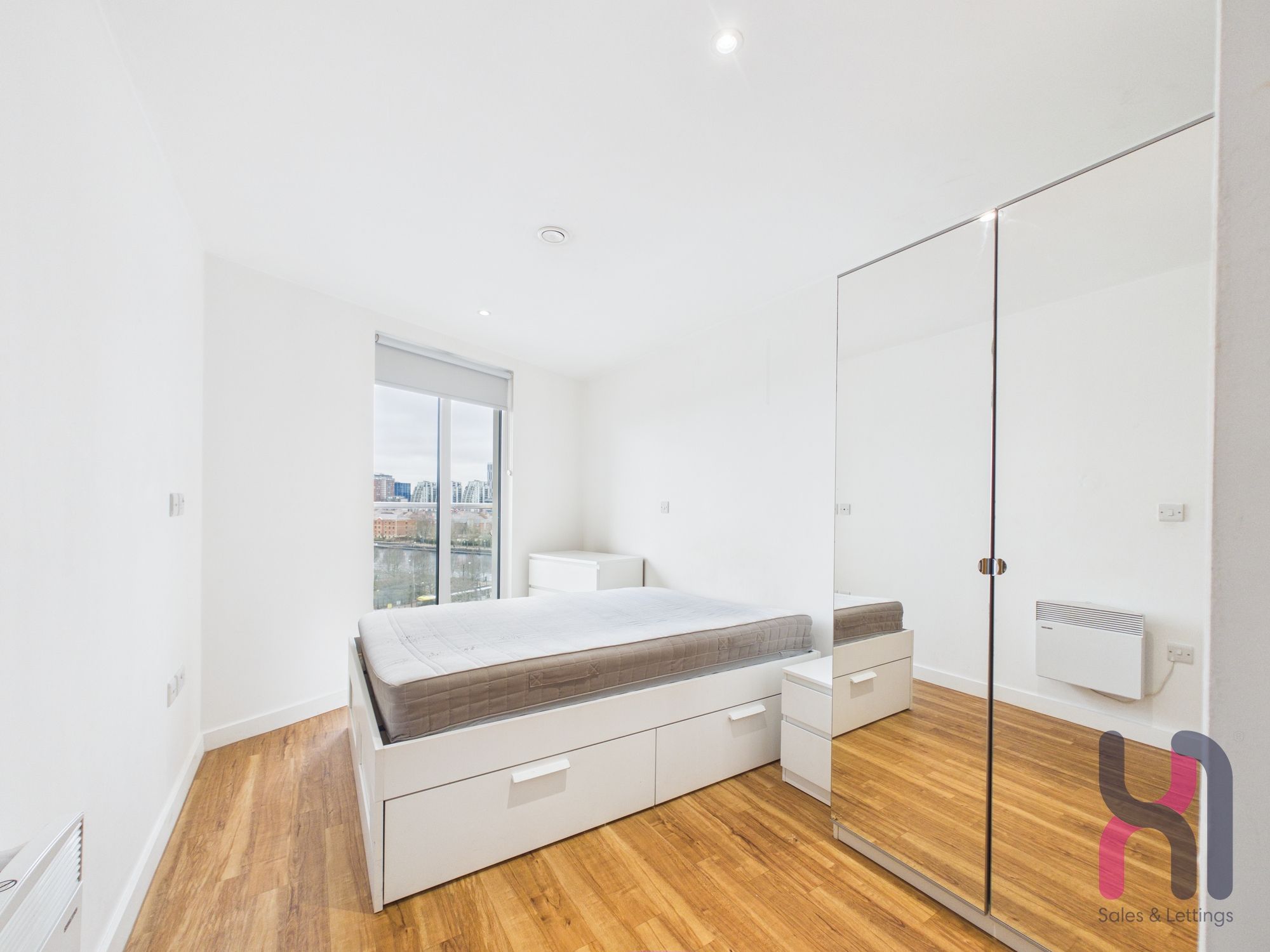 Flat Elmira Way in Salford