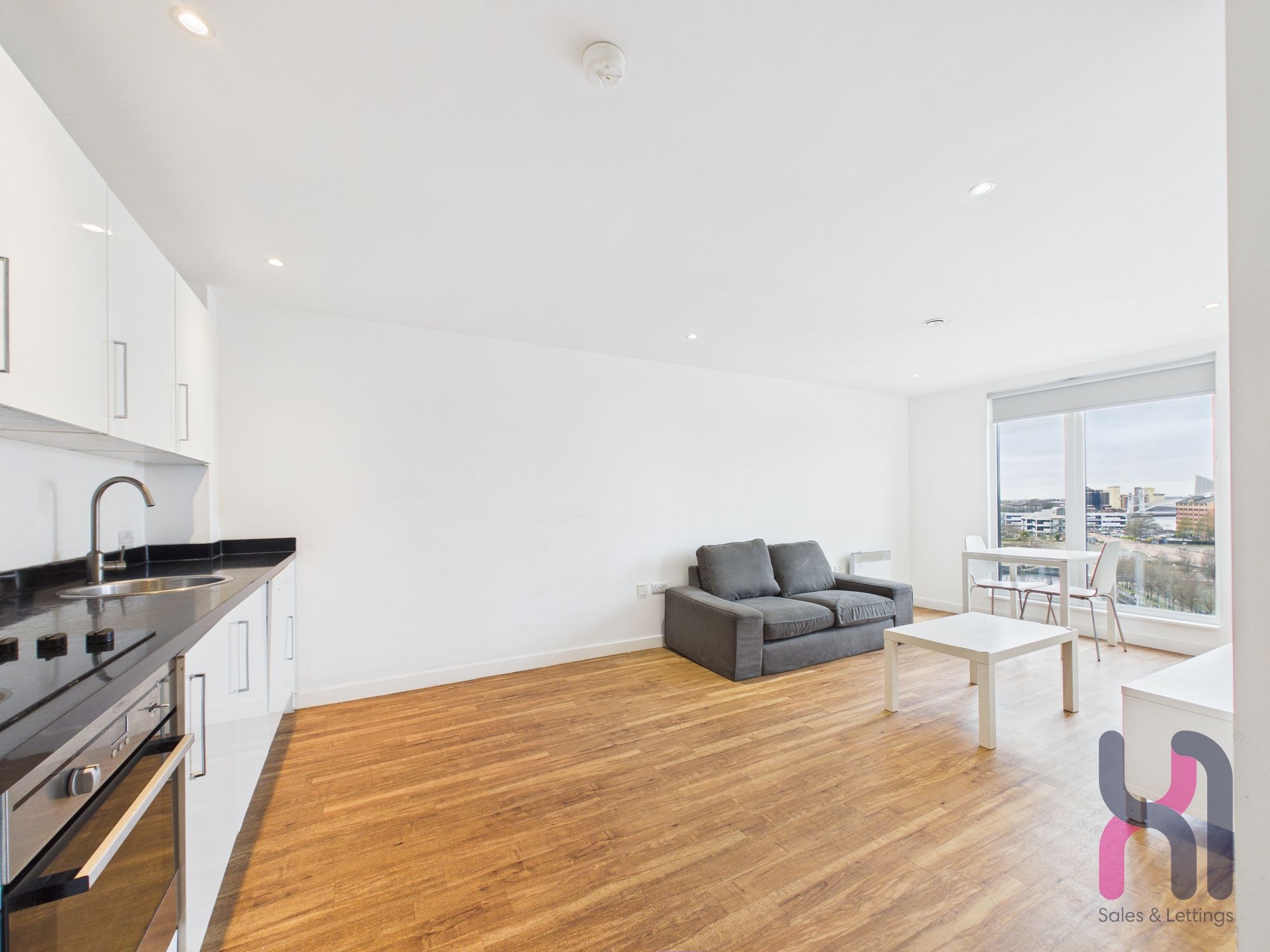 Flat Elmira Way in Salford