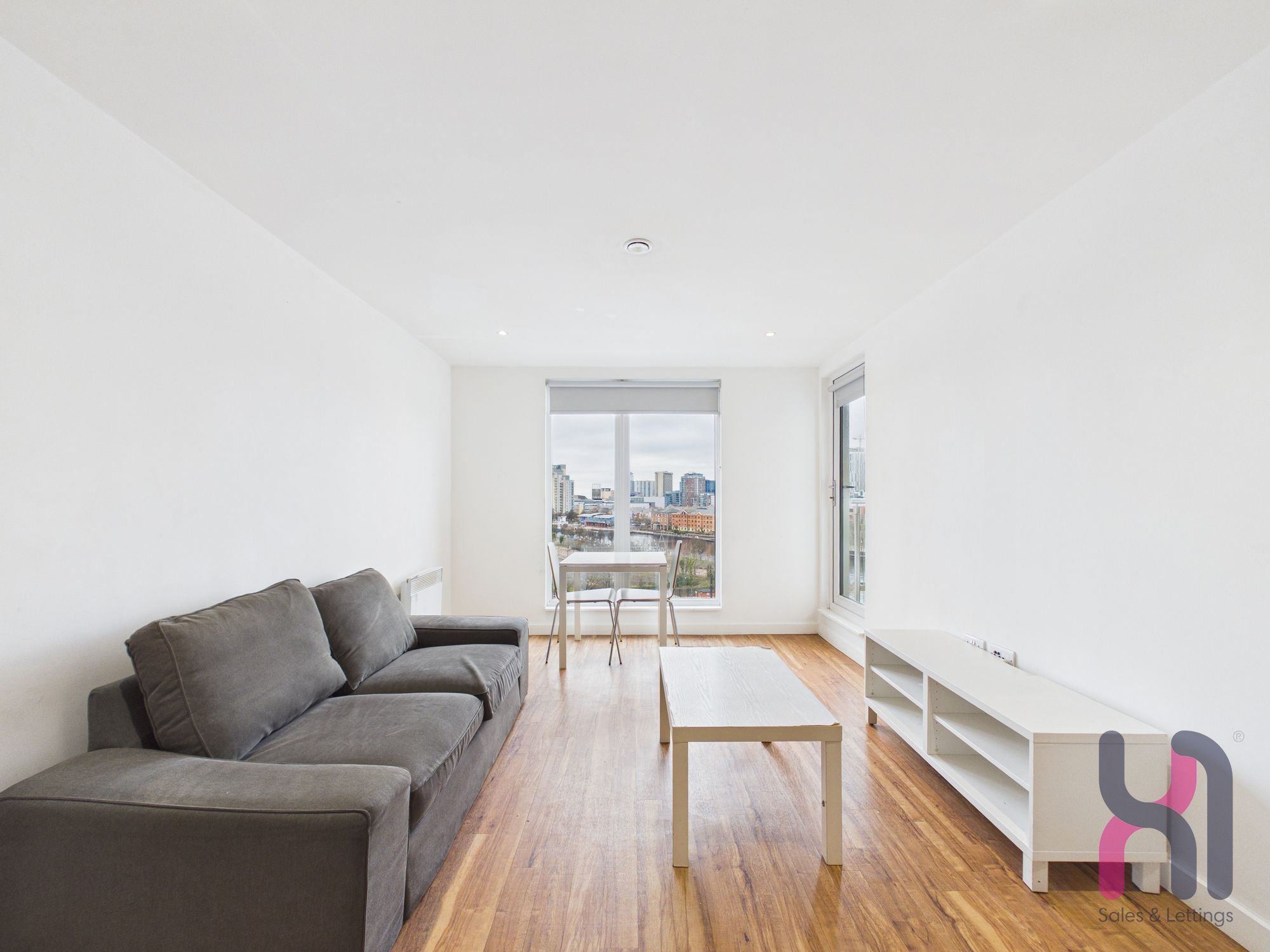 Flat Elmira Way in Salford