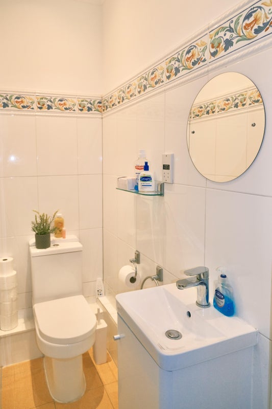 Room Netheravon Road in Greater London