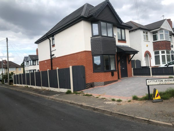 House Lyttleton Avenue in Halesowen