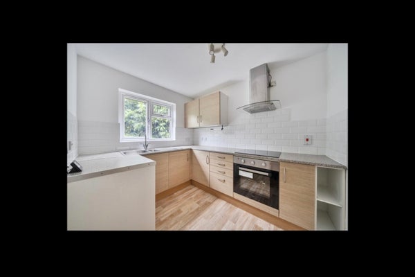 Flat Oakapple Court in London