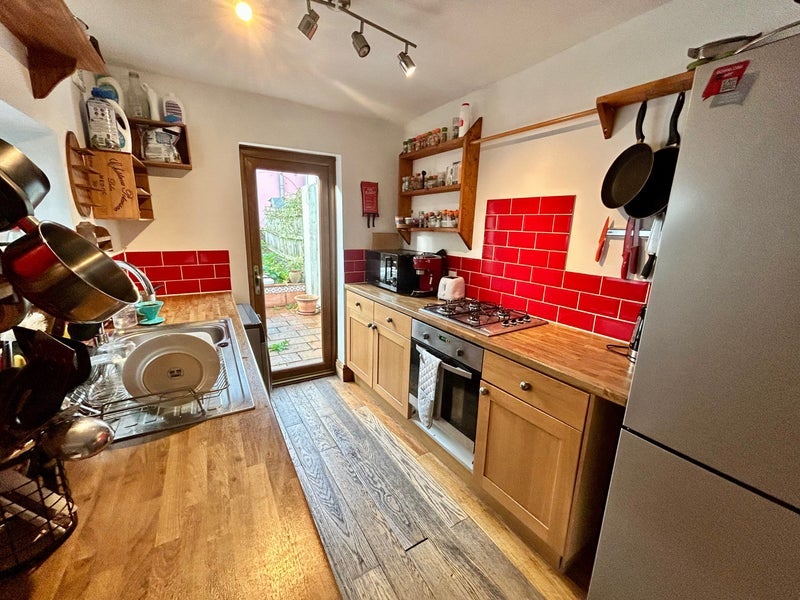 Room Cossham Road in Bristol