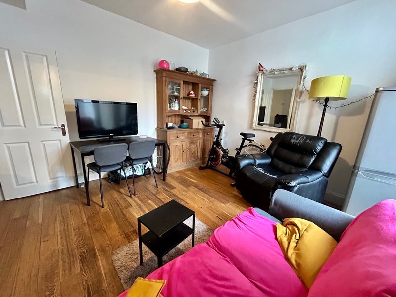 Room Cossham Road in Bristol