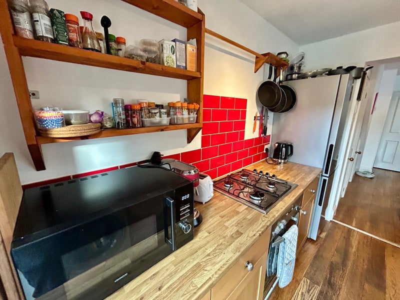 Room Cossham Road in Bristol