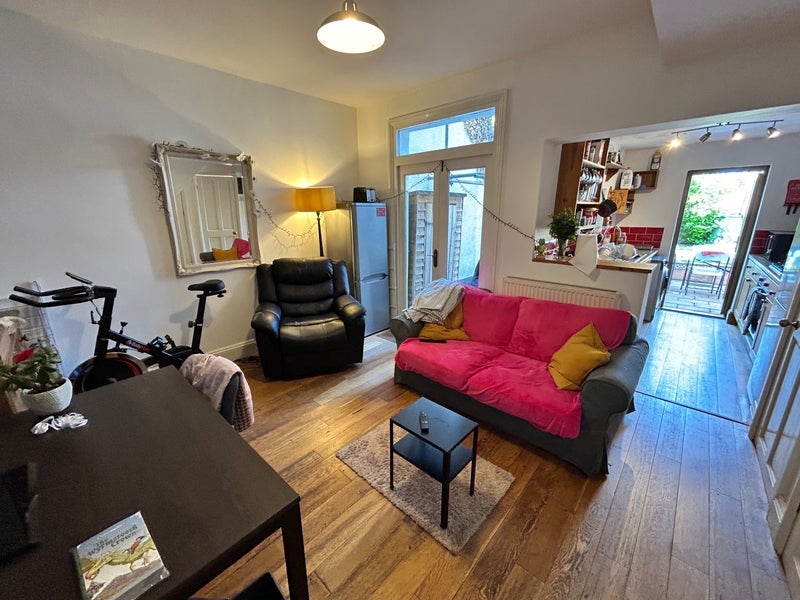 Room Cossham Road in Bristol