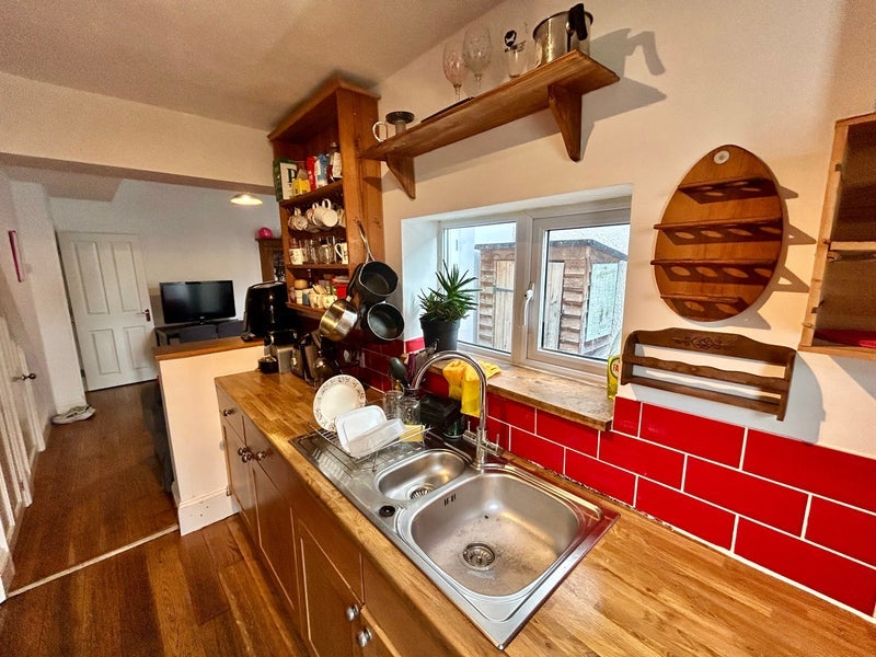 Room Cossham Road in Bristol