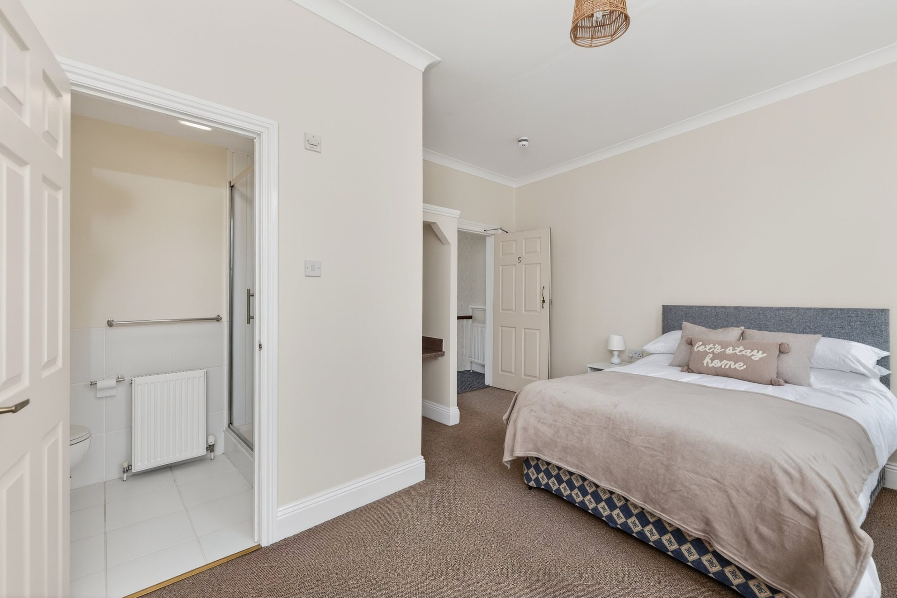 Room Pier Street in Plymouth