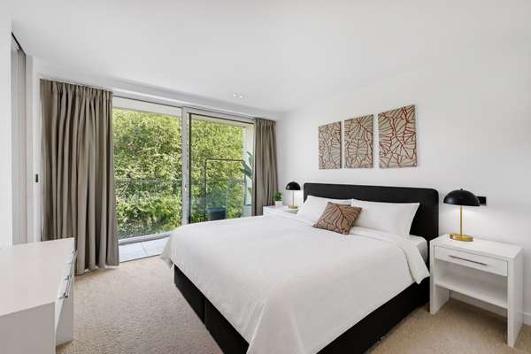 House Windmill Street in Greater London