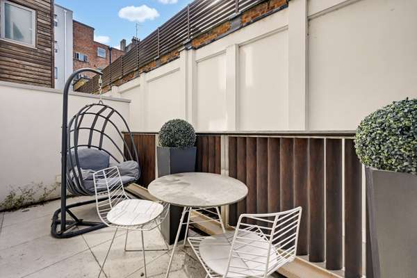 House Windmill Street in Greater London
