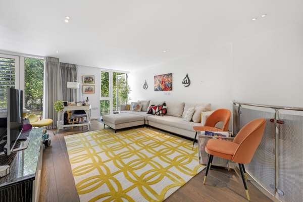 House Windmill Street in Greater London