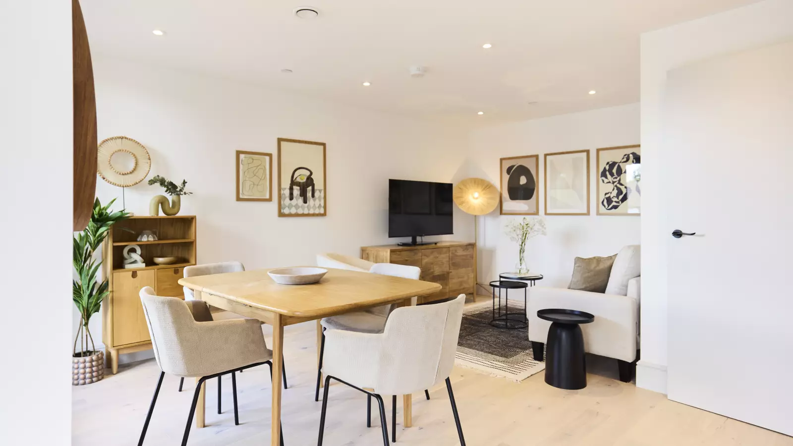 Flat Merantun Way in Greater London