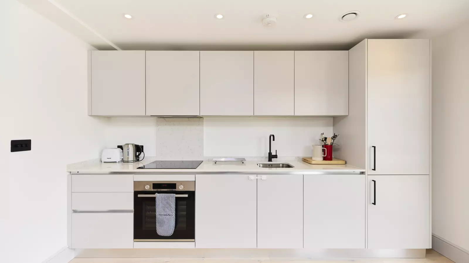 Flat Merantun Way in Greater London