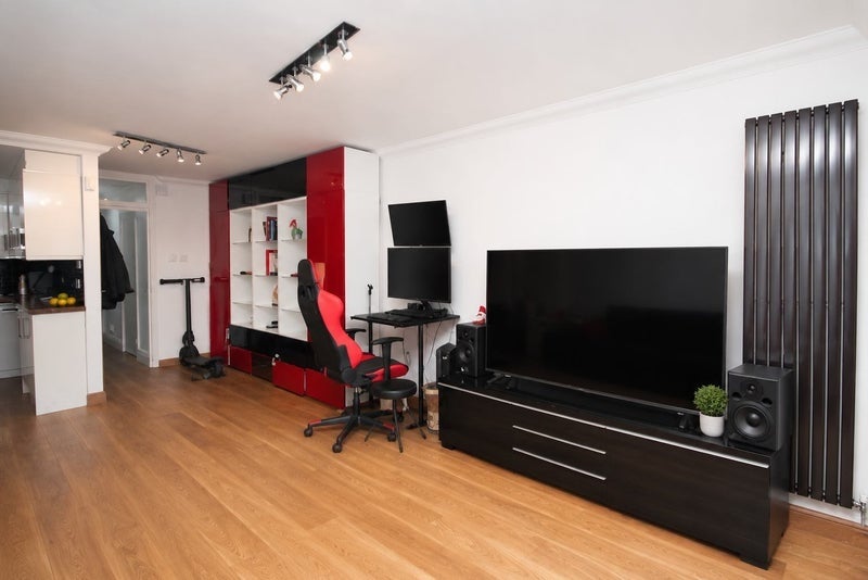 Flat Craven Park Road in Greater London