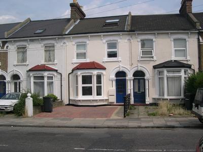 Flat Cranston Road in Greater London