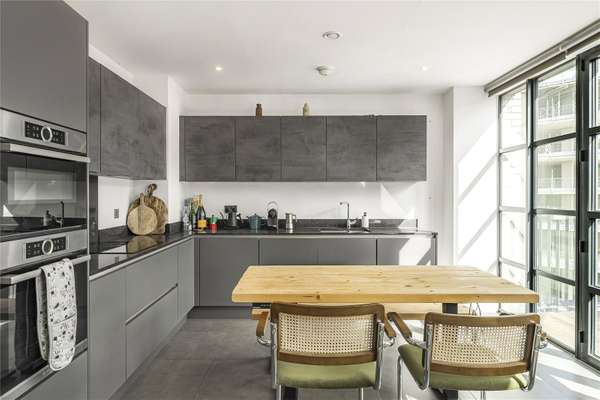 Flat Hepscott Road in Greater London