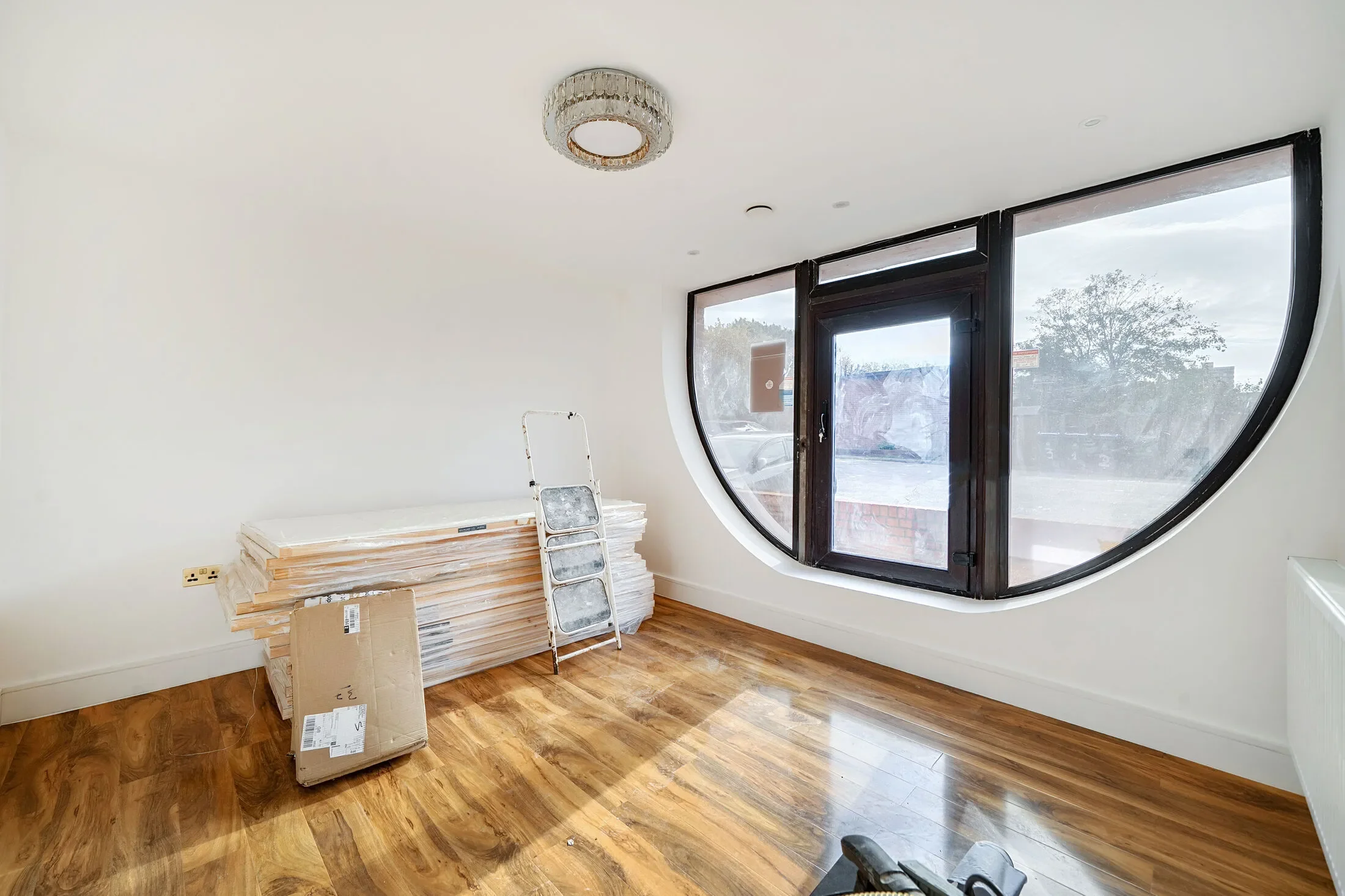 Flat Cobham Road in Greater London