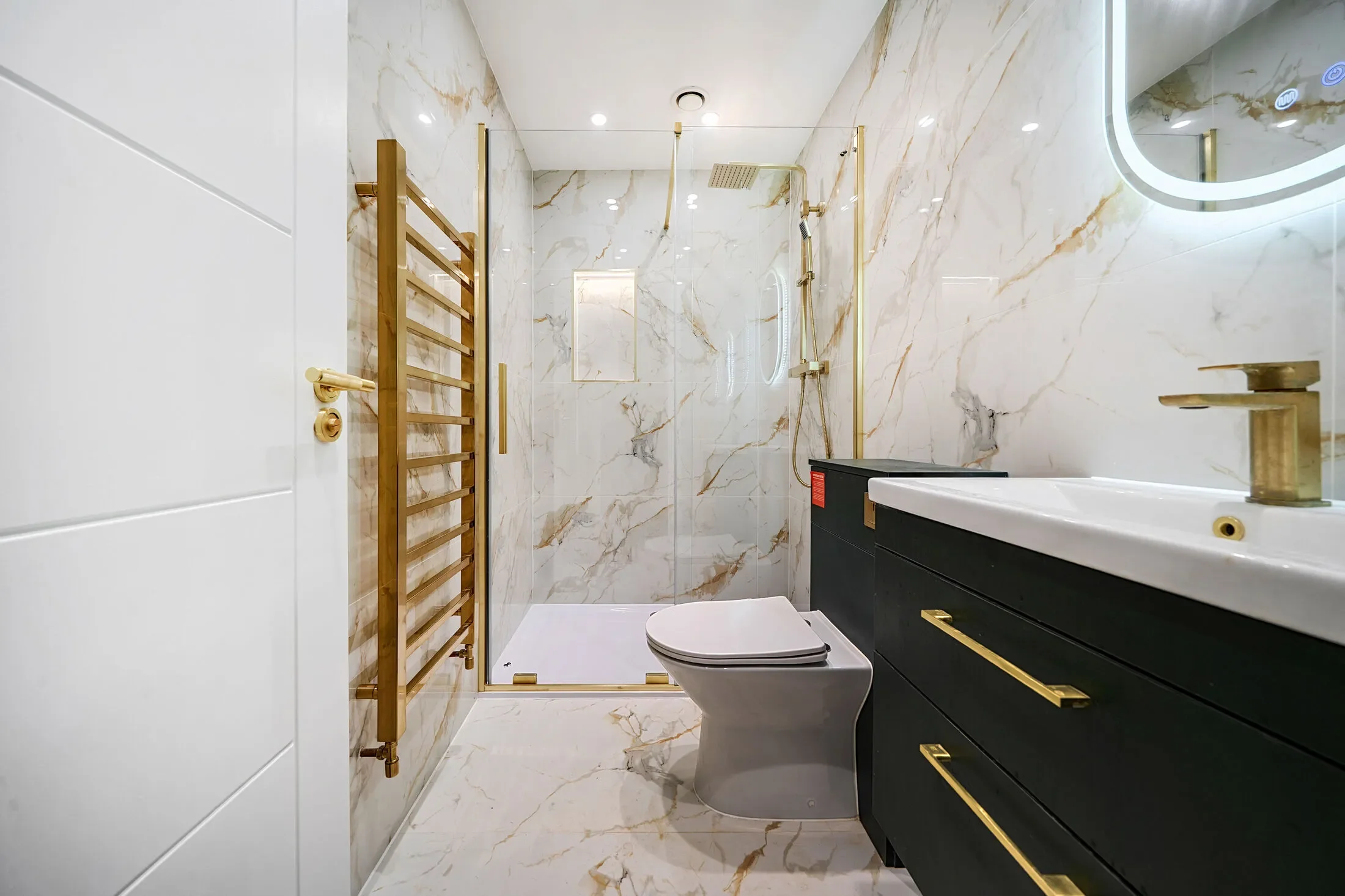 Flat Cobham Road in Greater London