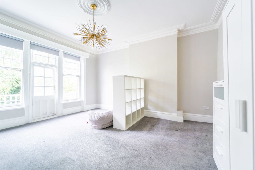 Flat Queens Avenue in Greater London