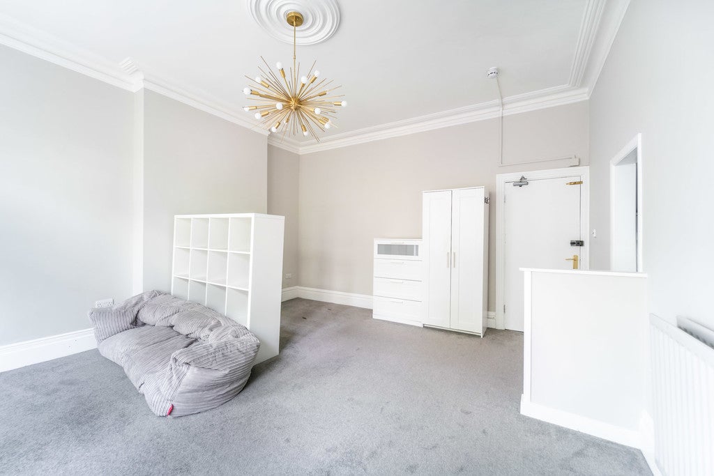 Flat Queens Avenue in Greater London