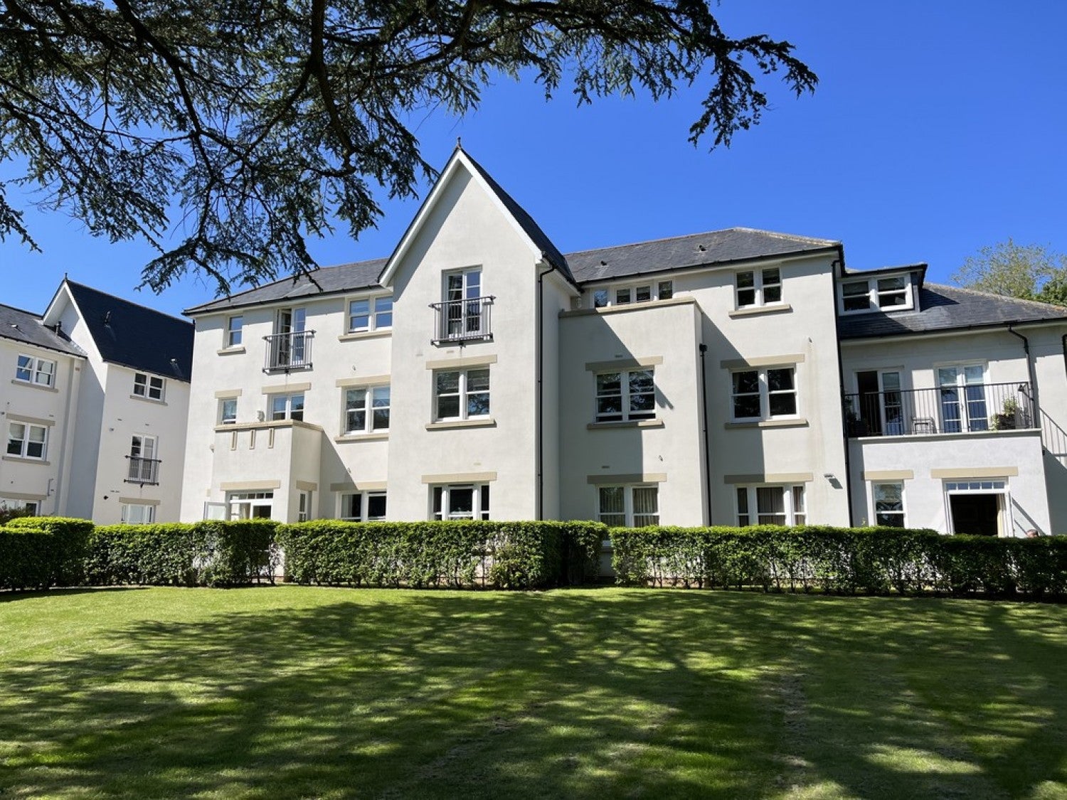 Flat Wray Park Road in Reigate and Banstead