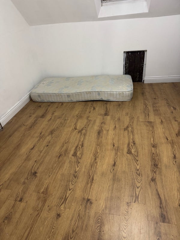 Room Dalcross Street in Bradford
