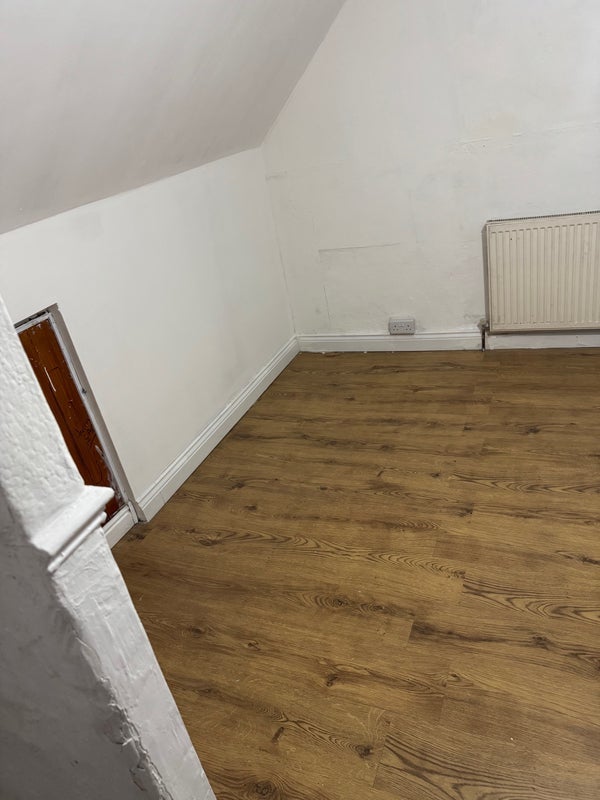 Room Dalcross Street in Bradford