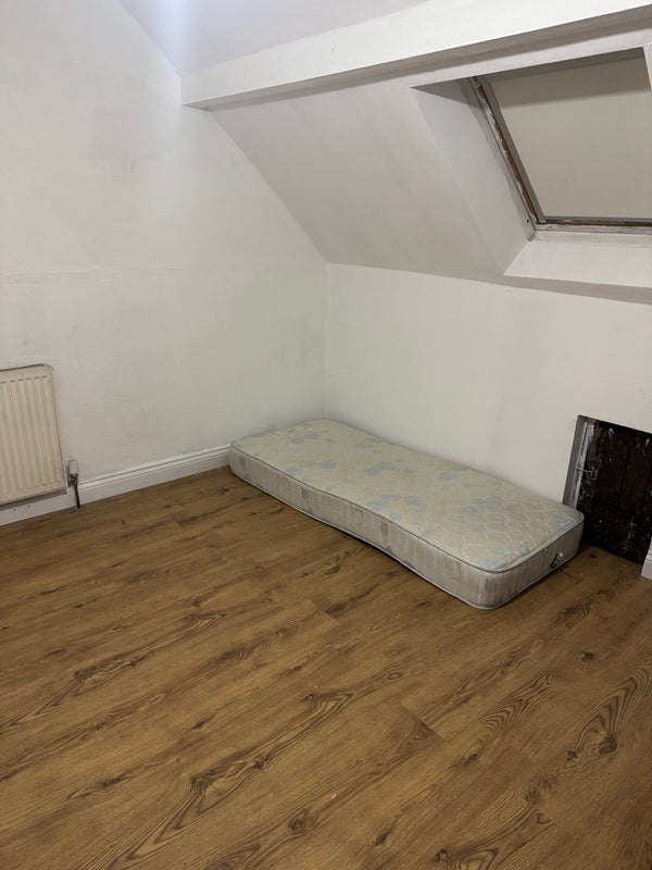 Room Dalcross Street in Bradford