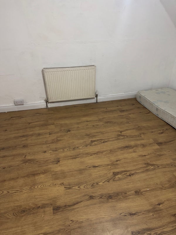 Room Dalcross Street in Bradford