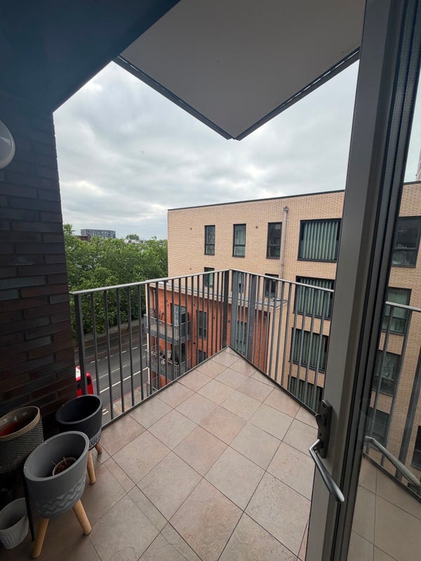 Flat Freda Street in Greater London