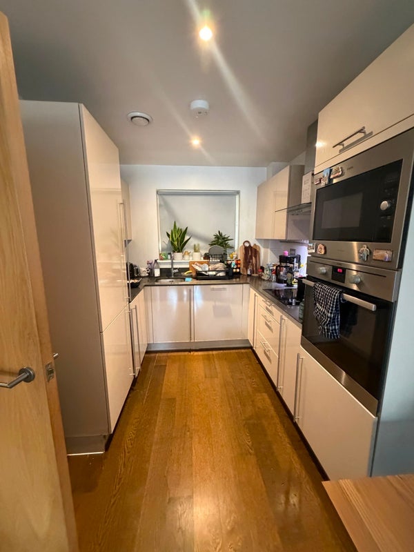 Flat Freda Street in Greater London