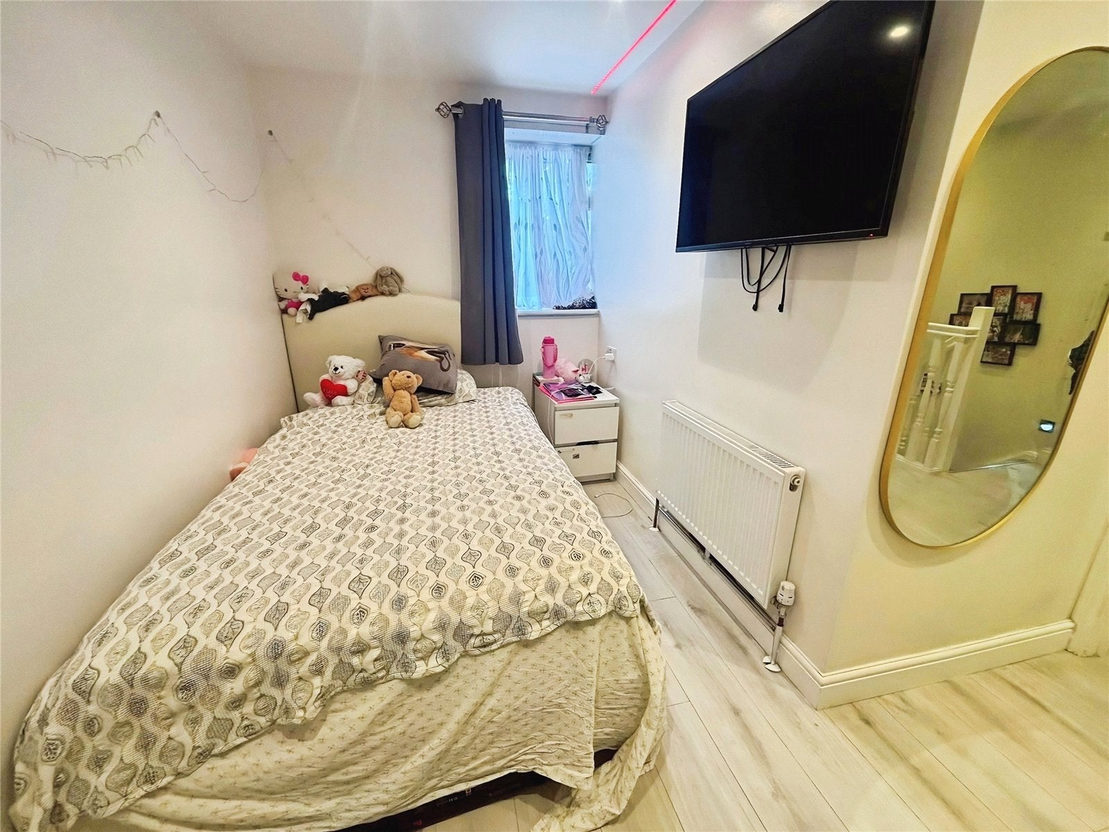 Flat Midsummer Avenue in Greater London