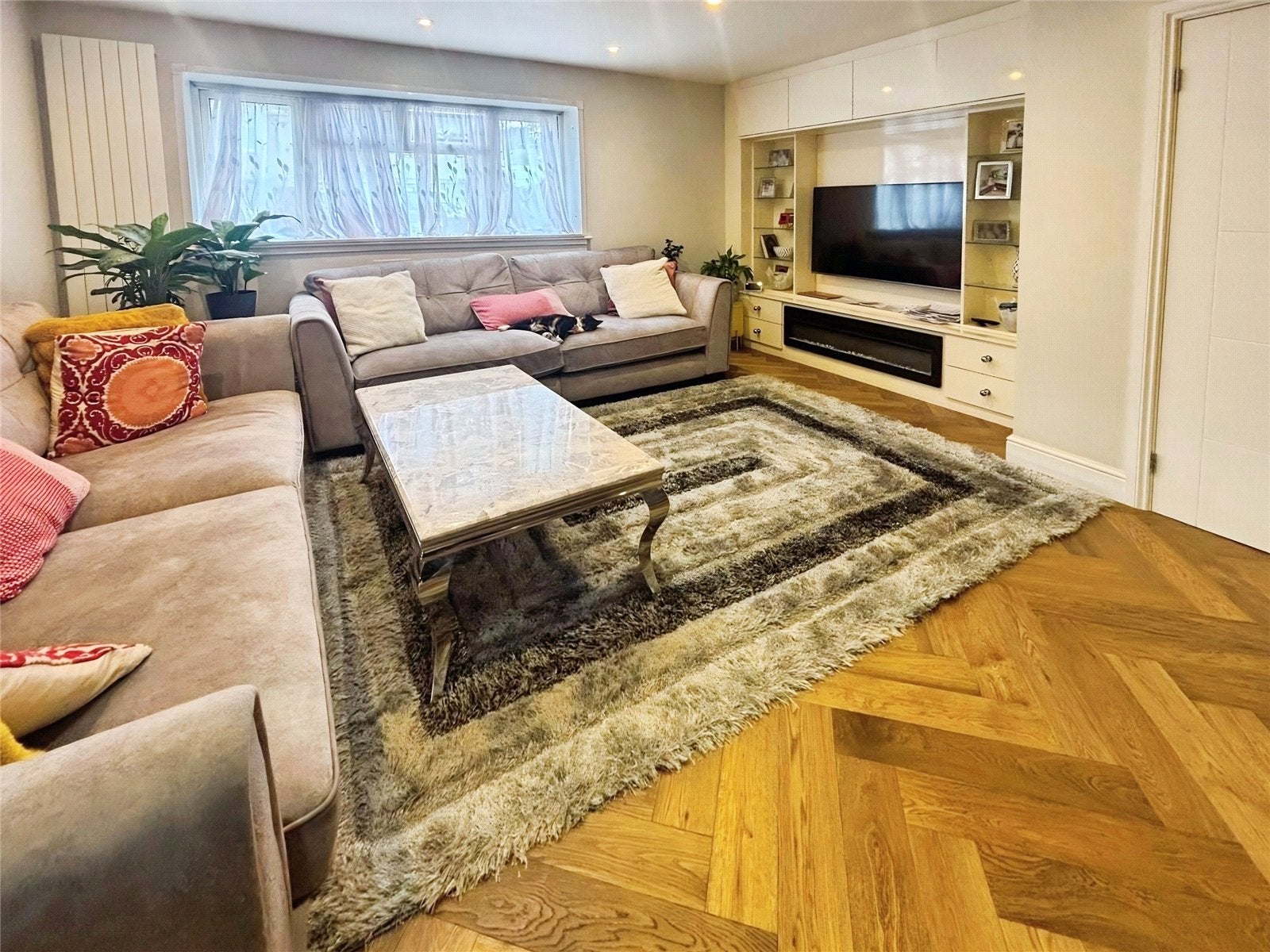Flat Midsummer Avenue in Greater London