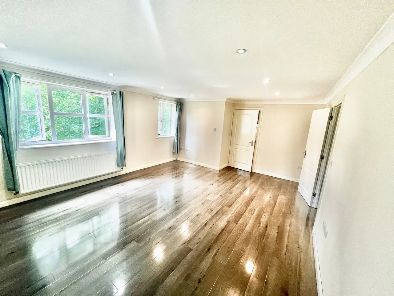 Flat Woodfield Road in Elmbridge