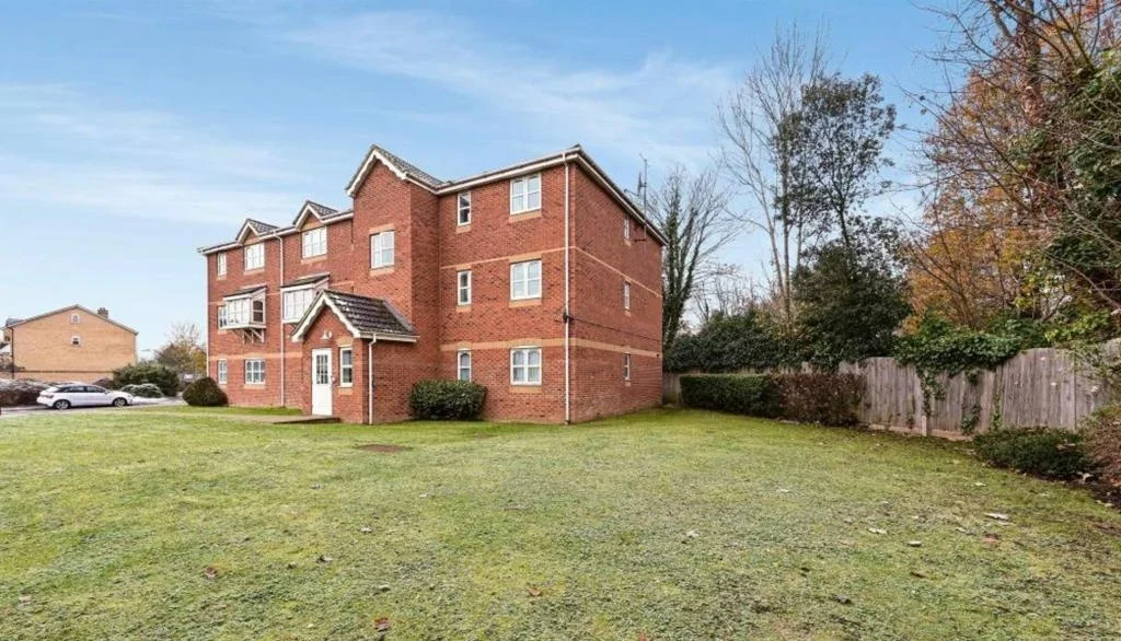 Flat Woodfield Road in Elmbridge