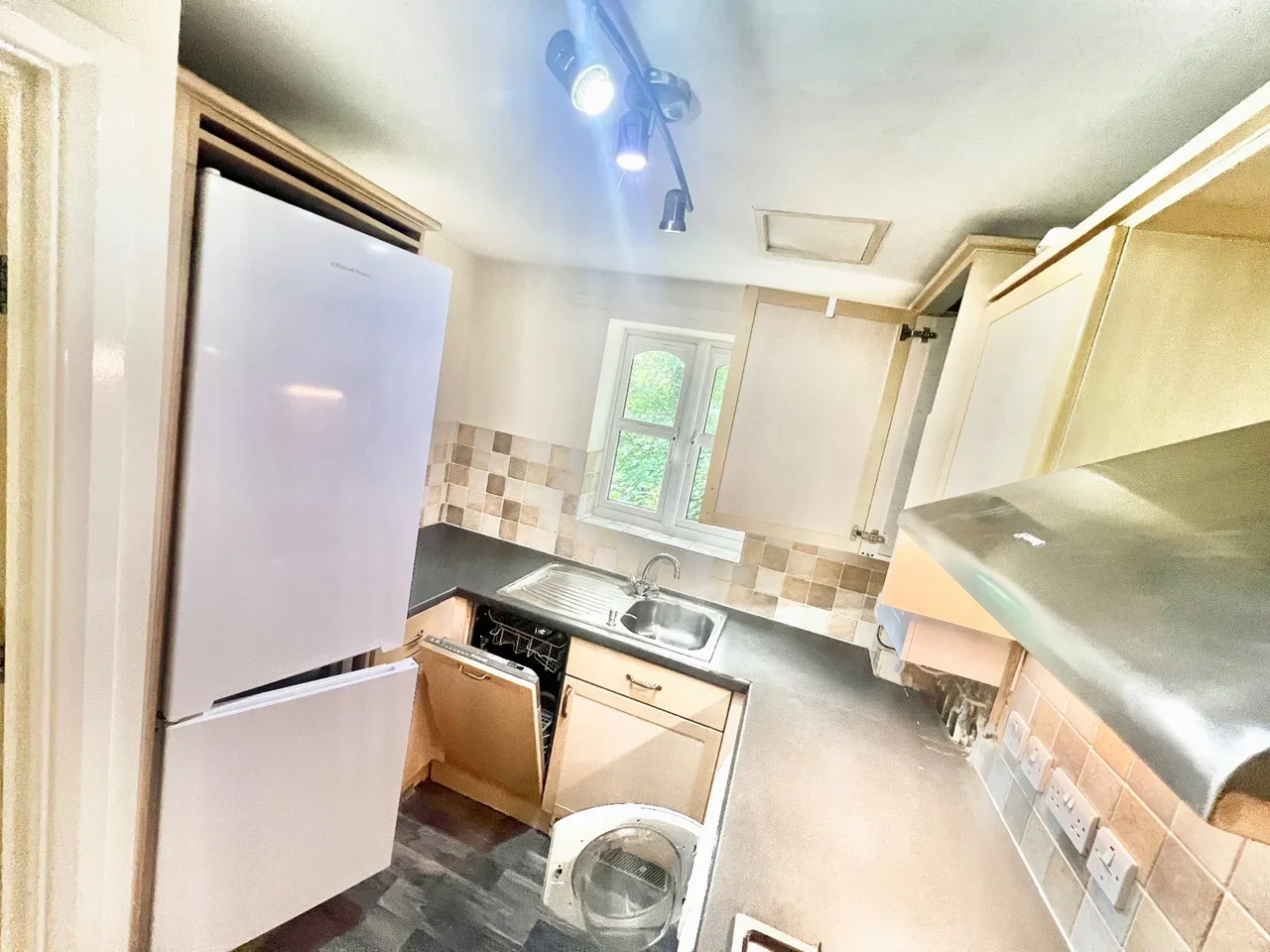 Flat Woodfield Road in Elmbridge