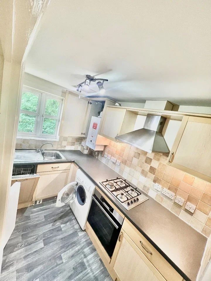 Flat Woodfield Road in Elmbridge