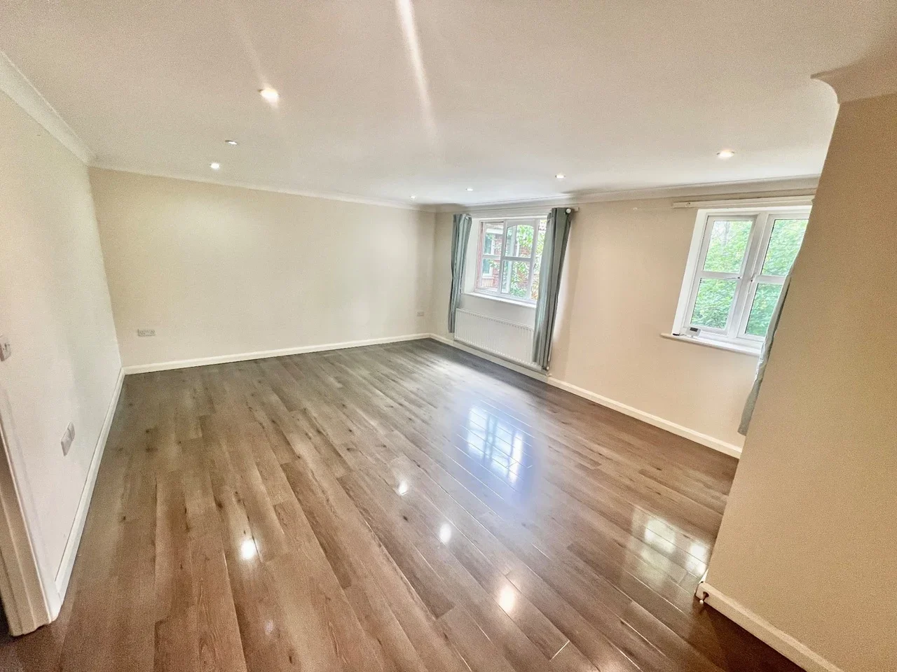Flat Woodfield Road in Elmbridge