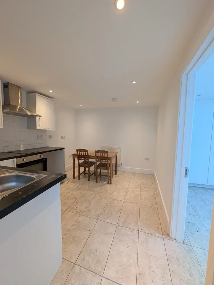 House Melrose Avenue in Greater London